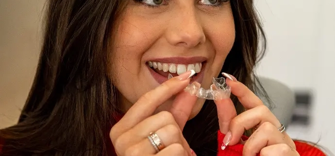 Láthatatlan fogszabályzó kinek való, hogyan működik, mire számíthatsz - dentalangels.hu